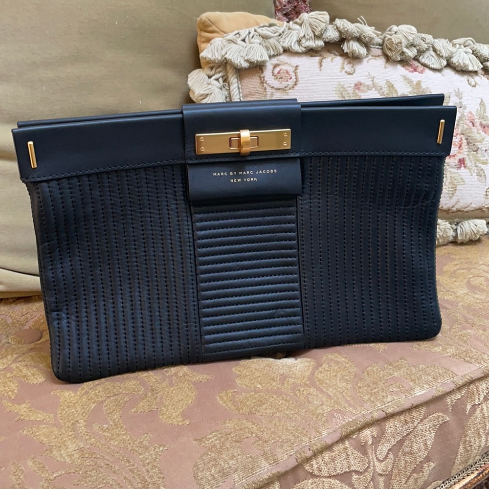 MARC BY MARC JACOBS NEW YORK CLUTCH